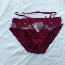 Load image into Gallery viewer, Flower Design Very Elegant Soft Bra & Underwear Set