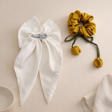 Load image into Gallery viewer, Pack of 1 Round Scrunchie+ 1 Bow Pin

