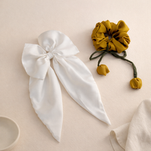 Load image into Gallery viewer, Pack of 1 Round Scrunchie+ 1 Bow Pin
