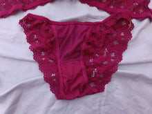Load image into Gallery viewer, Double Padded Double Stripped Wired Pushup Bra Set
