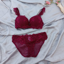 Load image into Gallery viewer, Laced High Stripped Double Padded Pushup Bra Set
