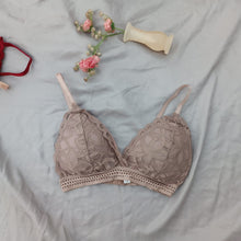 Load image into Gallery viewer, French Style V Shape Thin Removeable Padded Bra
